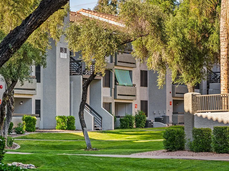 Villa Montana Apartments — Photo 6