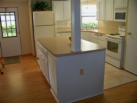 4th image of 2295 Heron Dr
