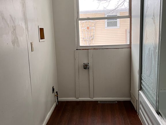 4th image of 1107 N Erie St