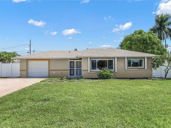4690 Capri DR, NAPLES, FL 34103