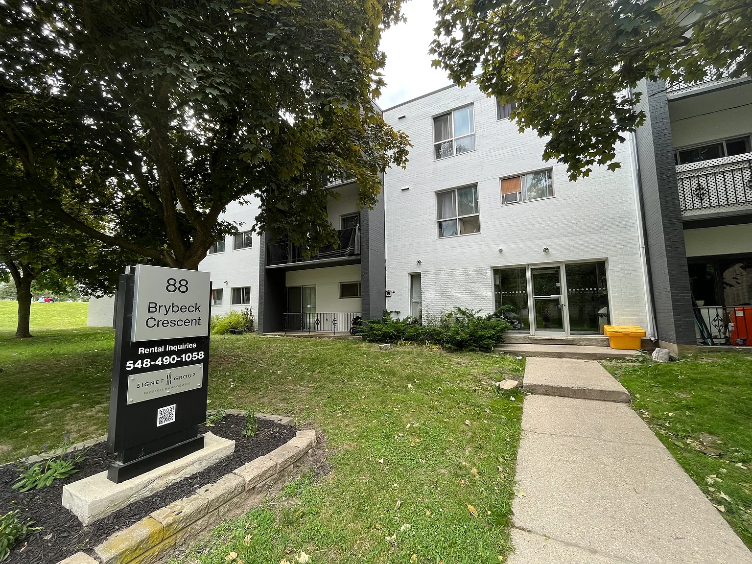 amp;amp; 88 Brybeck Crescent — Photo 3