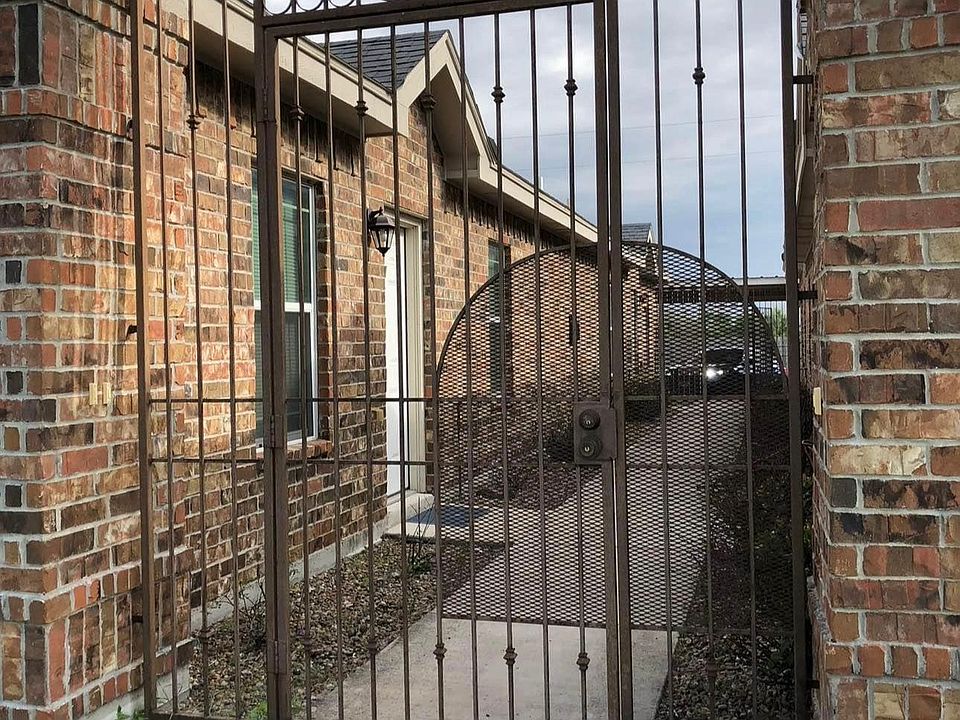 2nd image of 3004 Rosemary Dr