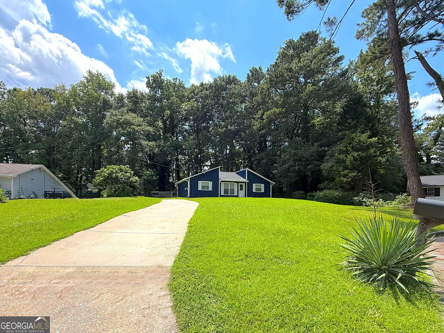 3 bed, 2.0 bath, 1204 sqft, $2,100 — Photo 3