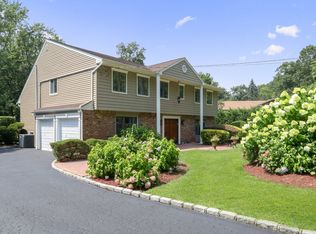 4 Norma Ln, Dix Hills, NY 11746