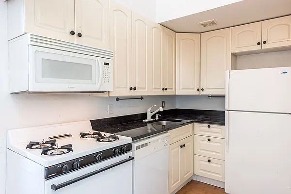 Rented by Nooklyn NYC LLC | media 12