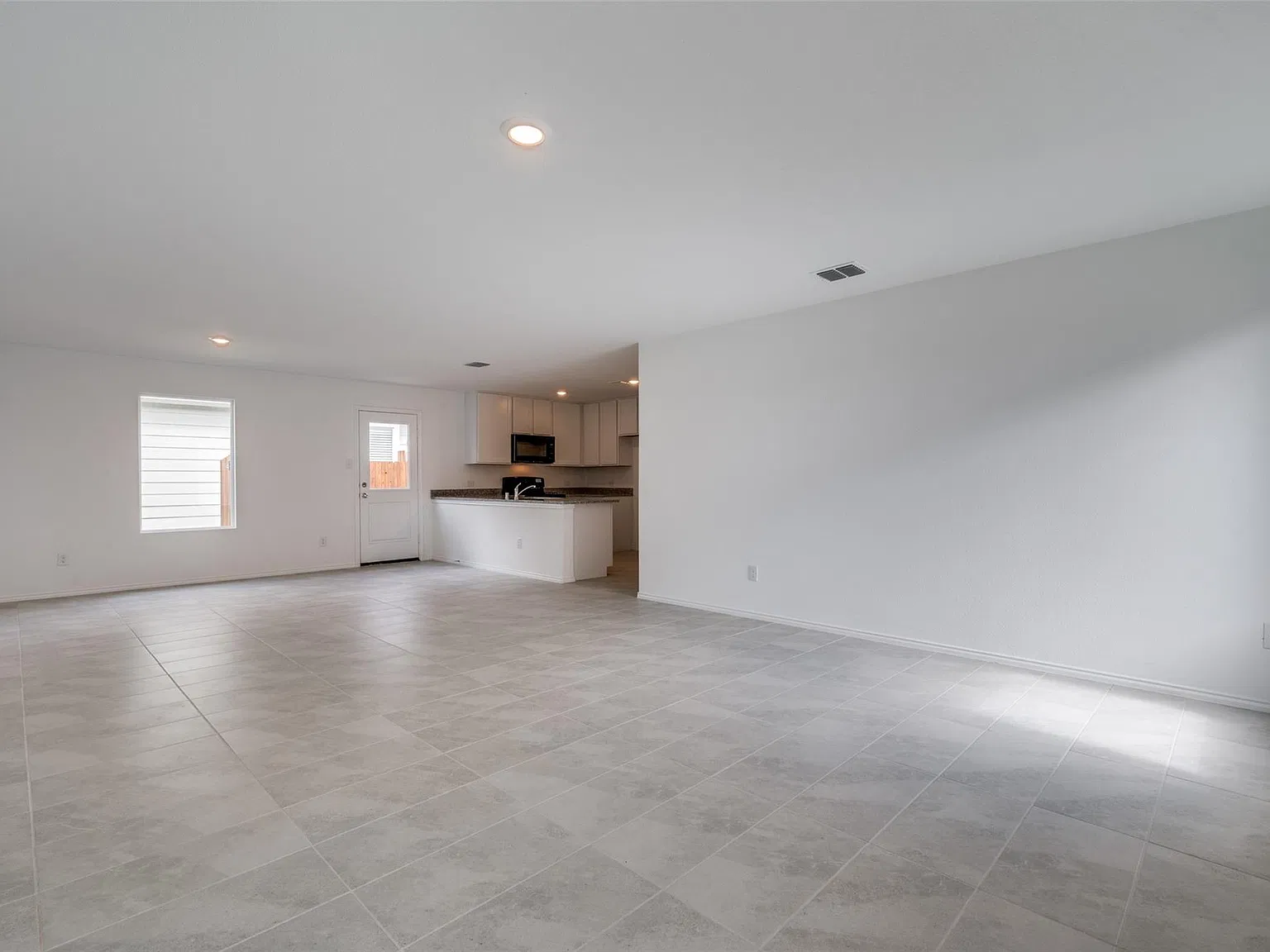 3 bed, 1449 sqft, $1,975 — Photo 4