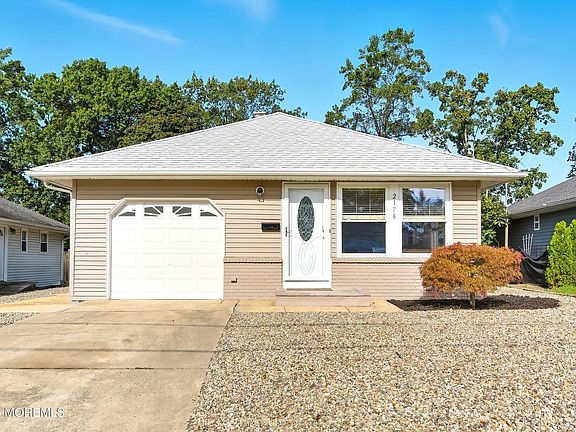 2nd image of 2176 Mount Hood Lane