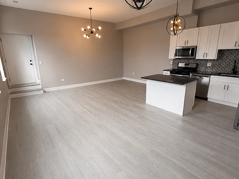 2882 N Milwaukee Ave #2-R — Photo 3