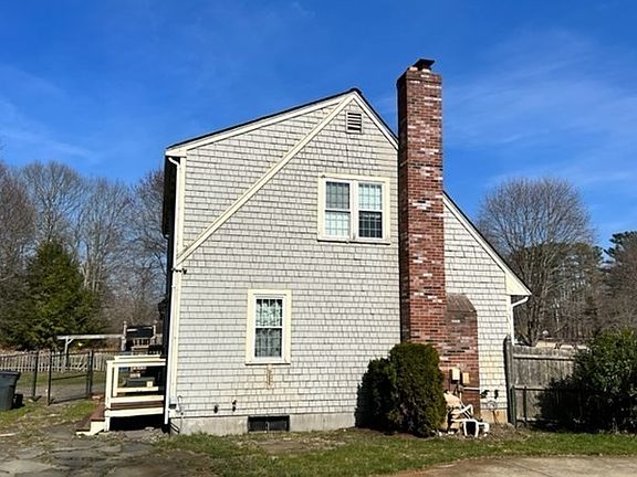 4th image of 32 Donna Dr
