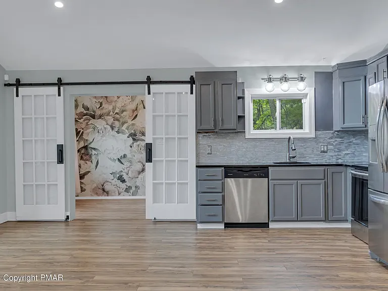 KITCHEN/DINING AREA