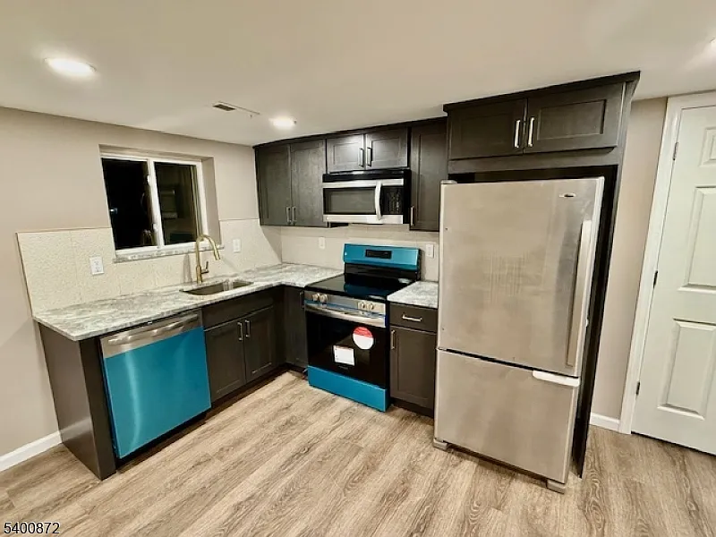 2 bed, 1.0 bath, $2,300 — Photo 3