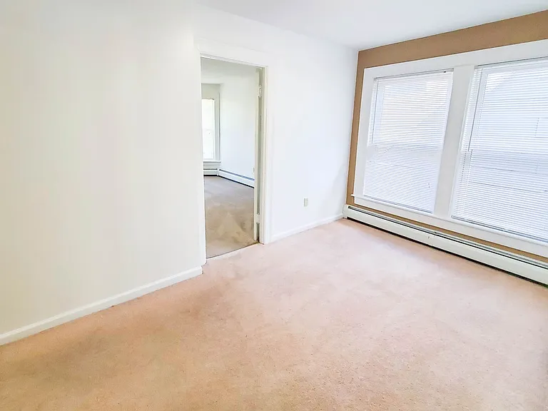 403 W 9th St — Photo 9