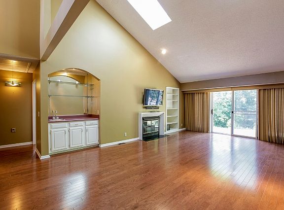 2nd image of 404 Belle Pointe Dr