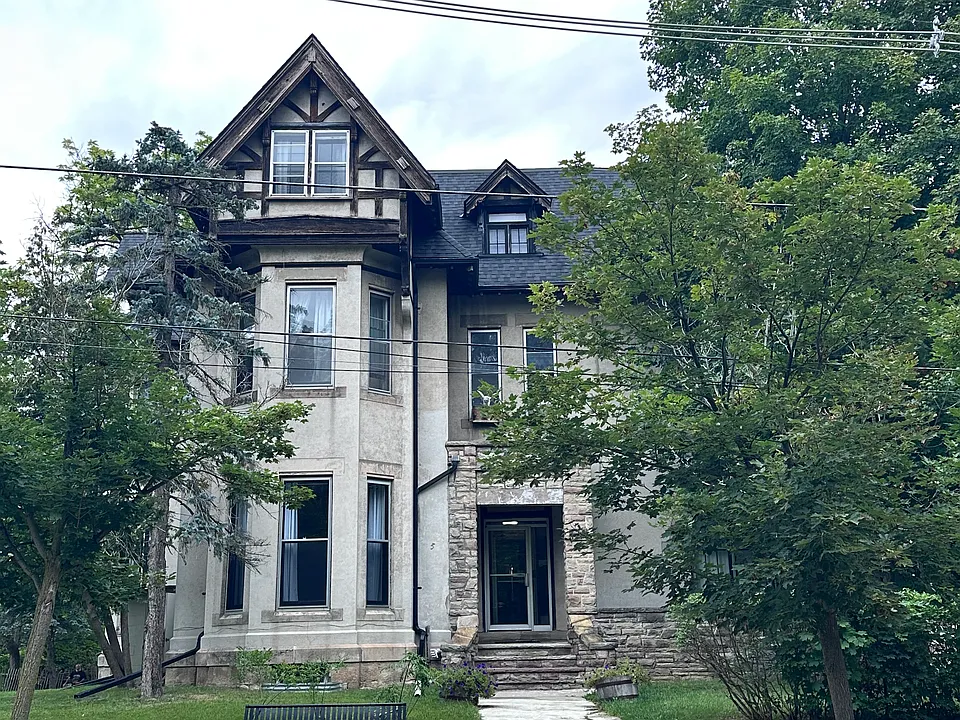 139 Main St S