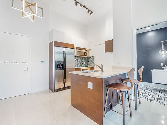 2nd image of 1900 N Bayshore Dr APT 615