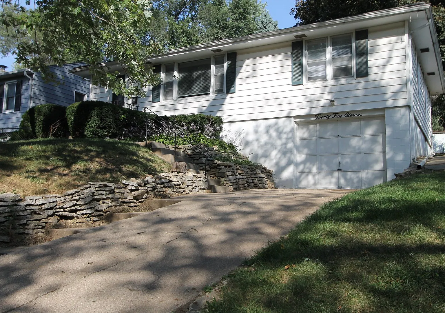 Split level 3BR 2 Bathroom Home with a finished basement. Close to Benson! — Photo 1