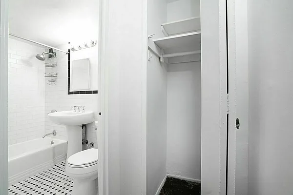 Rented by Waldstar Real Estate LLC | media 17