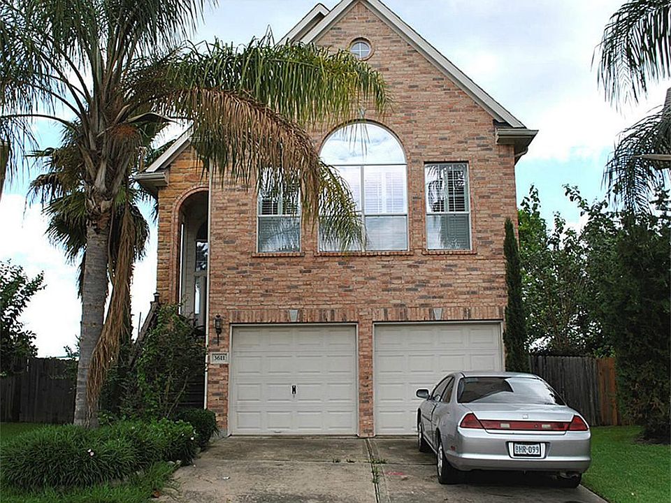 Royce Homes built in the beautiful neighborhood of Royal Pam. 3 bedrooms, 2 bathrooms, 2 car garage.