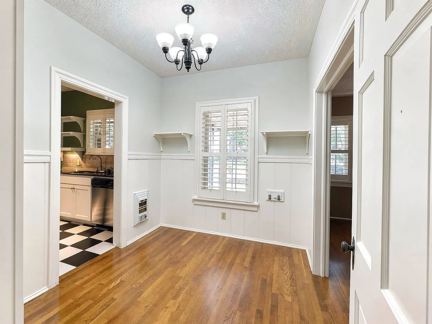 Charming, Stylish & Full of Character Your Factory Place Dollhouse Awaits! — Photo 4