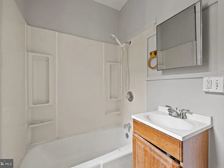 225 N Luzerne Ave — Photo 31