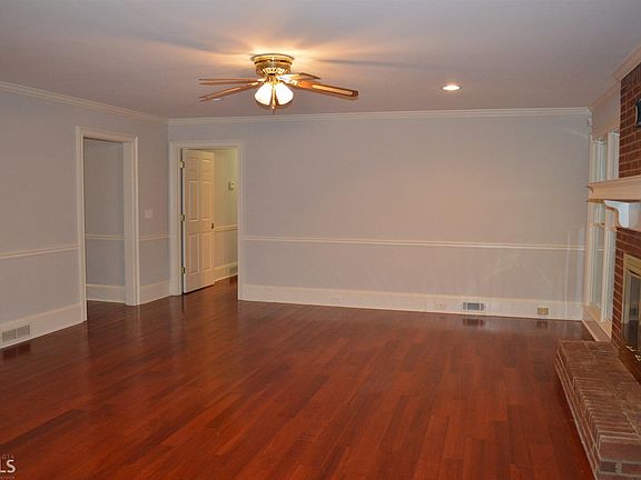 3rd image of 1912 Colony Oaks Dr