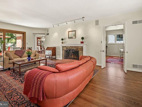 5th image of 9614 Hillridge Dr