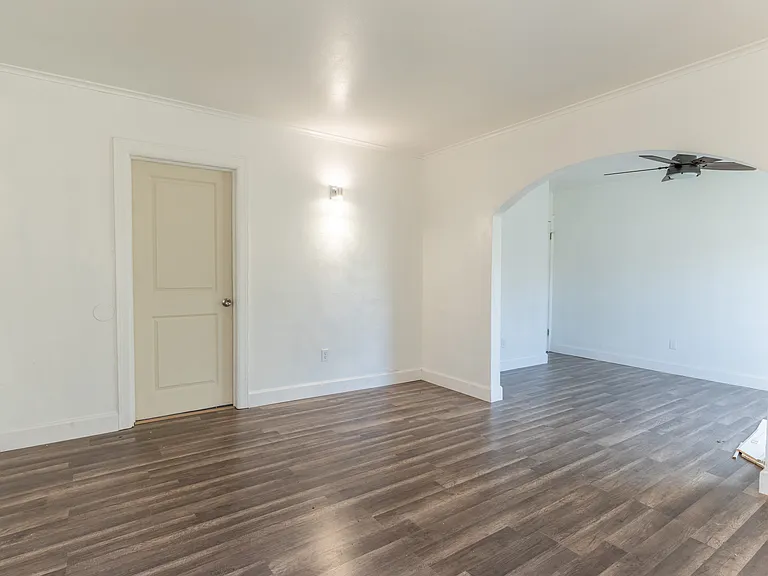 918 NE 6th St — Photo 11
