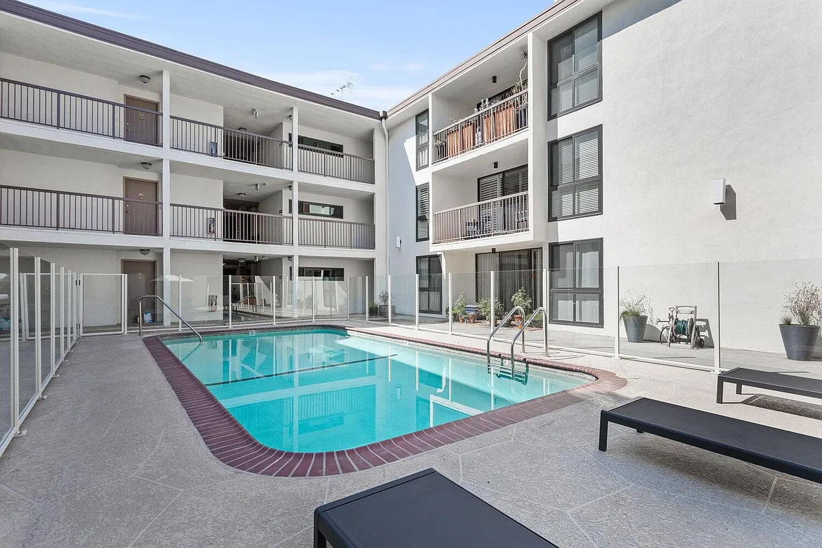 Photo 2 of 27 - 911 N Kings Rd #111 - West Hollywood, CA Building Photo - 911 N Kings Rd #111
