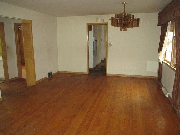 3rd image of 10937 S Emerald Ave