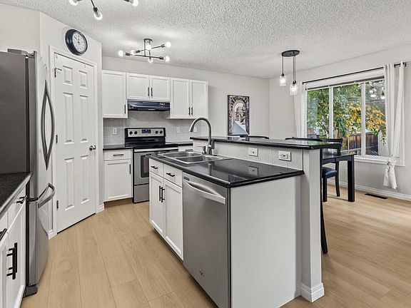 3rd image of 16 Evansbrooke Rise NW