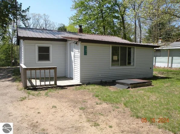 1071 Pocohontas St, Harrison, MI 48625