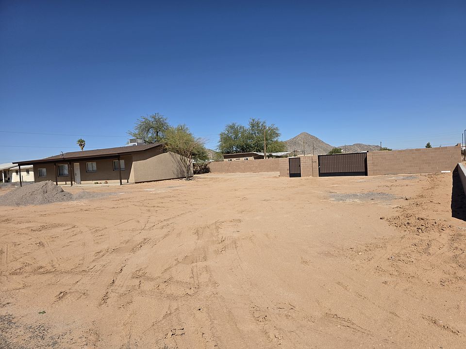 Side view. Pile of dirt is gone. RV gated area is not included with the rental.