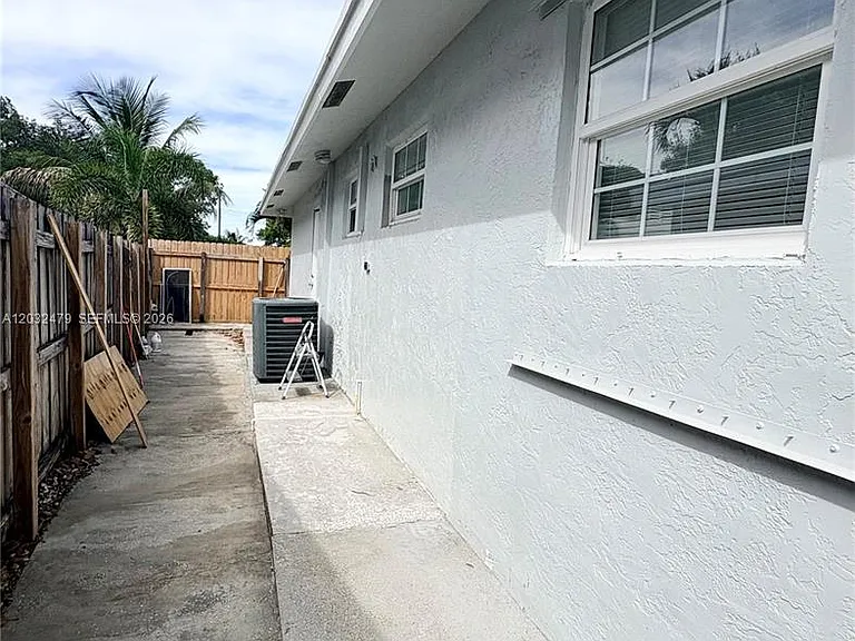 1116 N 61st Ave — Photo 15