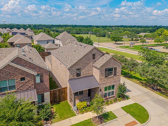 3rd image of 2208 Royal Crescent Dr N