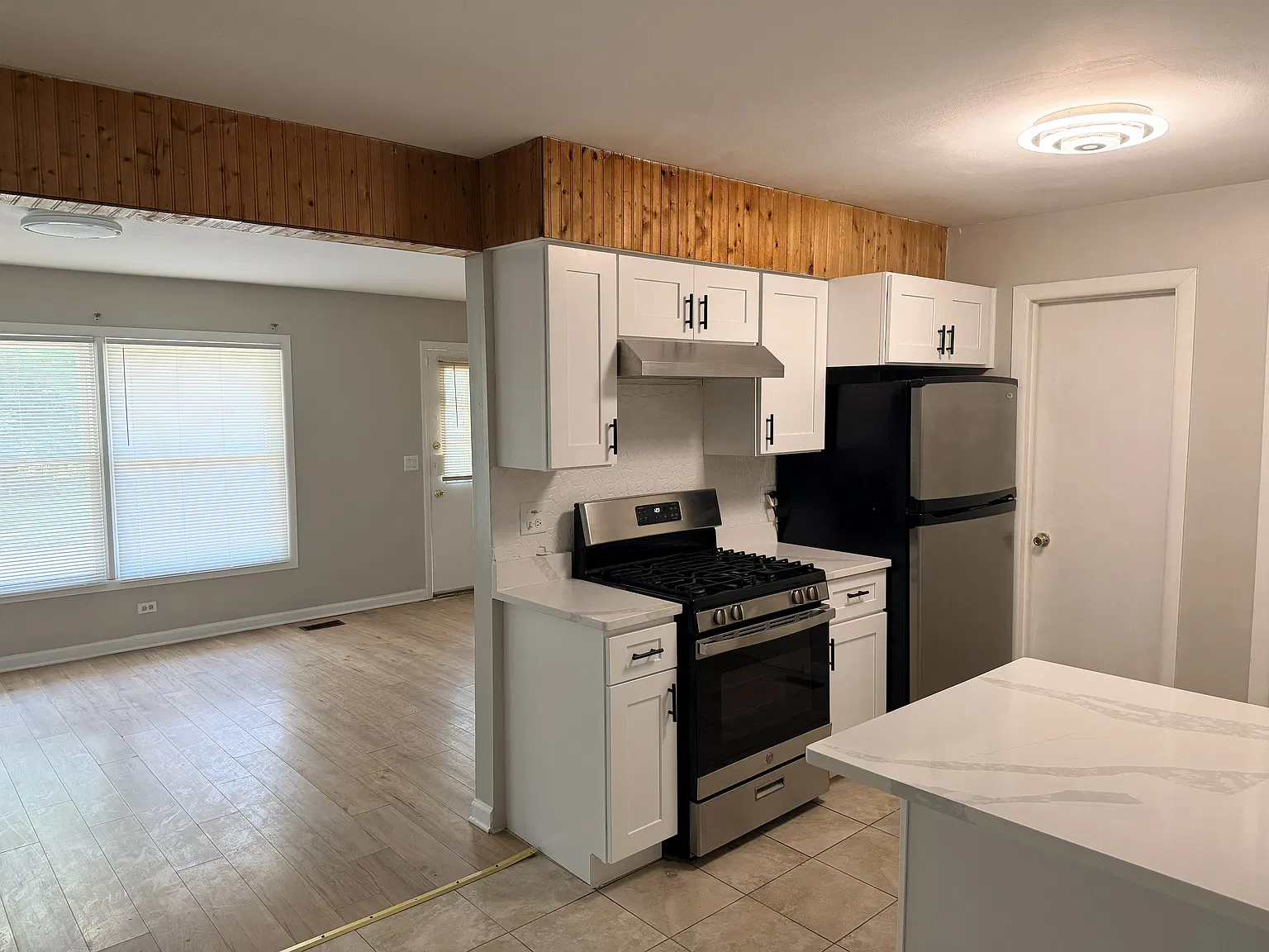 3 bed, 1.5 bath, 1000 sqft, $2,300 — Photo 3