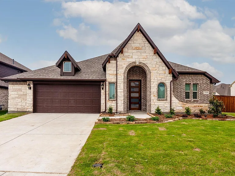 1304 Lancaster Dr — Photo 1