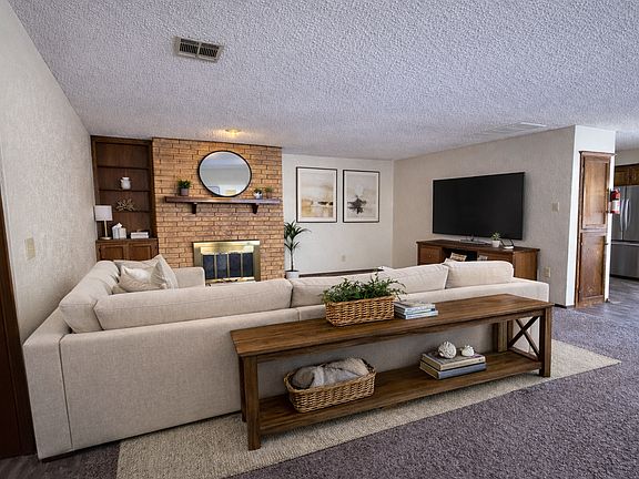 Living Room/Entry