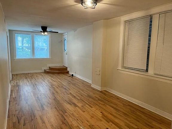 4th image of 1021 W Newport Ave