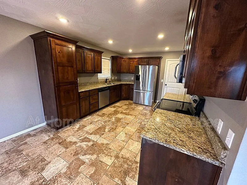 3 bed, 2.0 bath, 1540 sqft, $1,725 — Photo 3