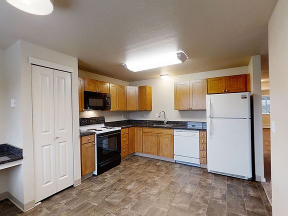 5th image of 15915 52nd St E APT B