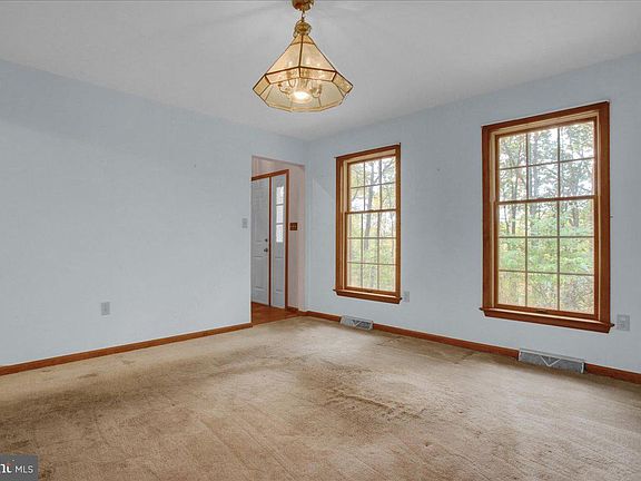 3rd image of 12 White Oak Dr