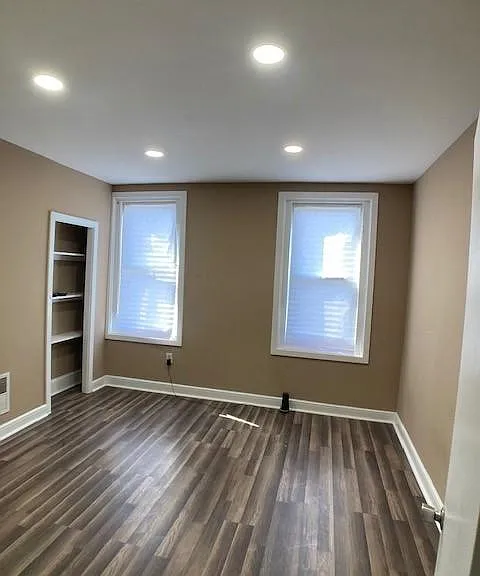 207 E Cambria St — Photo 58