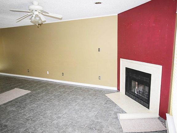 4th image of 10 Houmas Pl APT B
