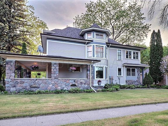 3rd image of 419 4th Ave NE