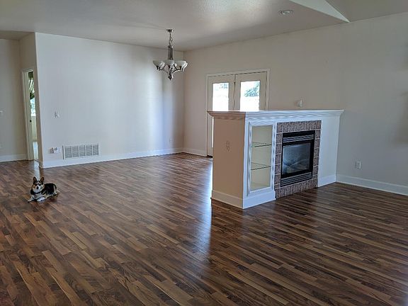 Dining area & Fireplace