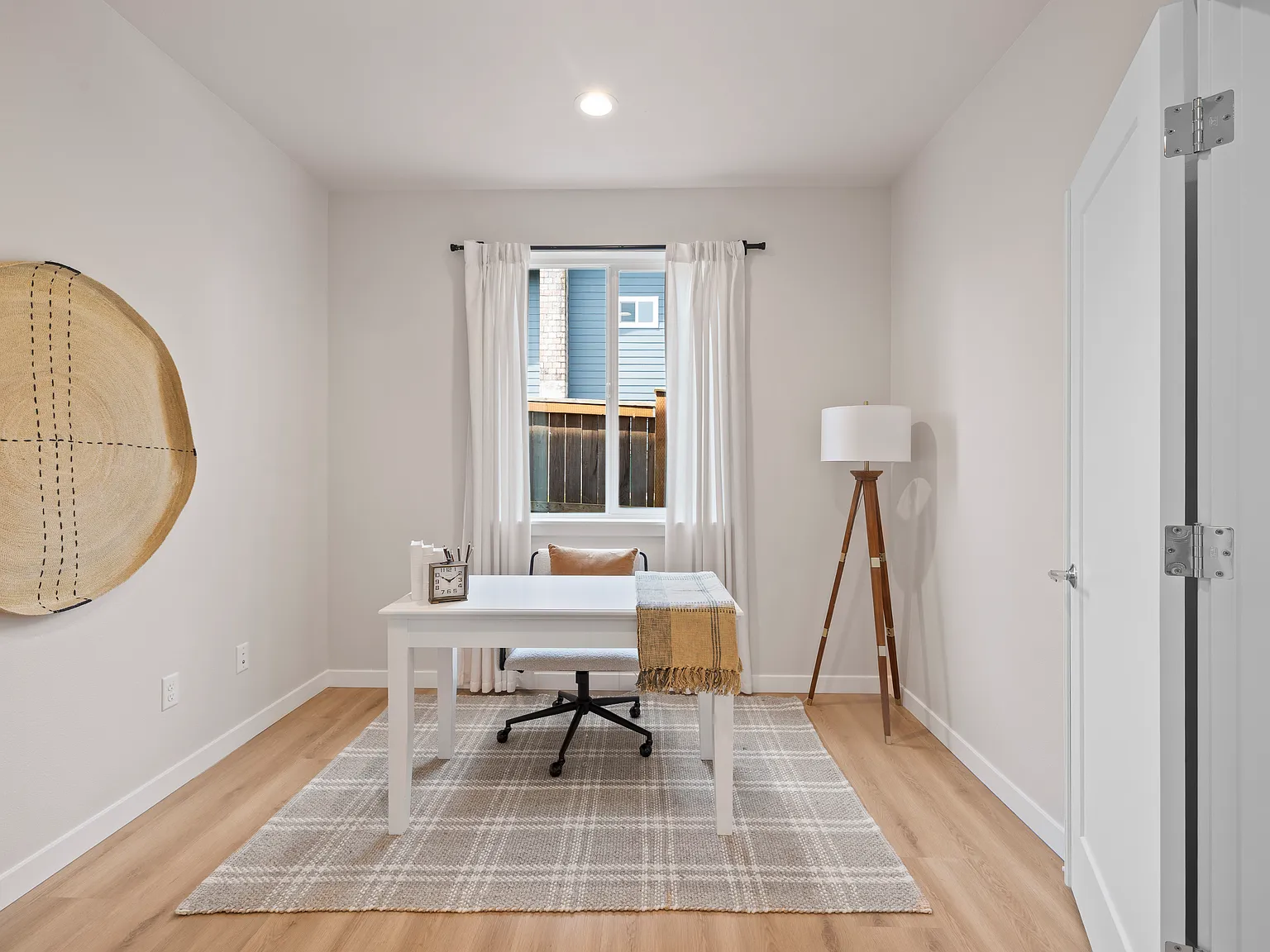 4 bed, 2.5 bath, 2370 sqft, $3,800 — Photo 3