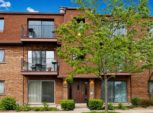 600 Cobblestone Cir APT F, Glenview, IL 60025