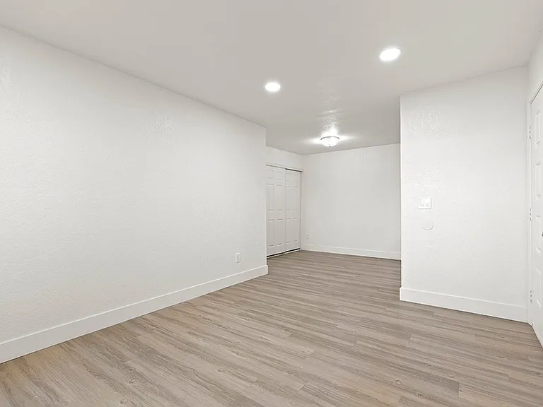 The Huntley Apartments — Photo 15