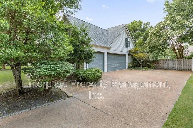 4 bed, 3.5 bath, 3779 sqft, $3,995 — Photo 3