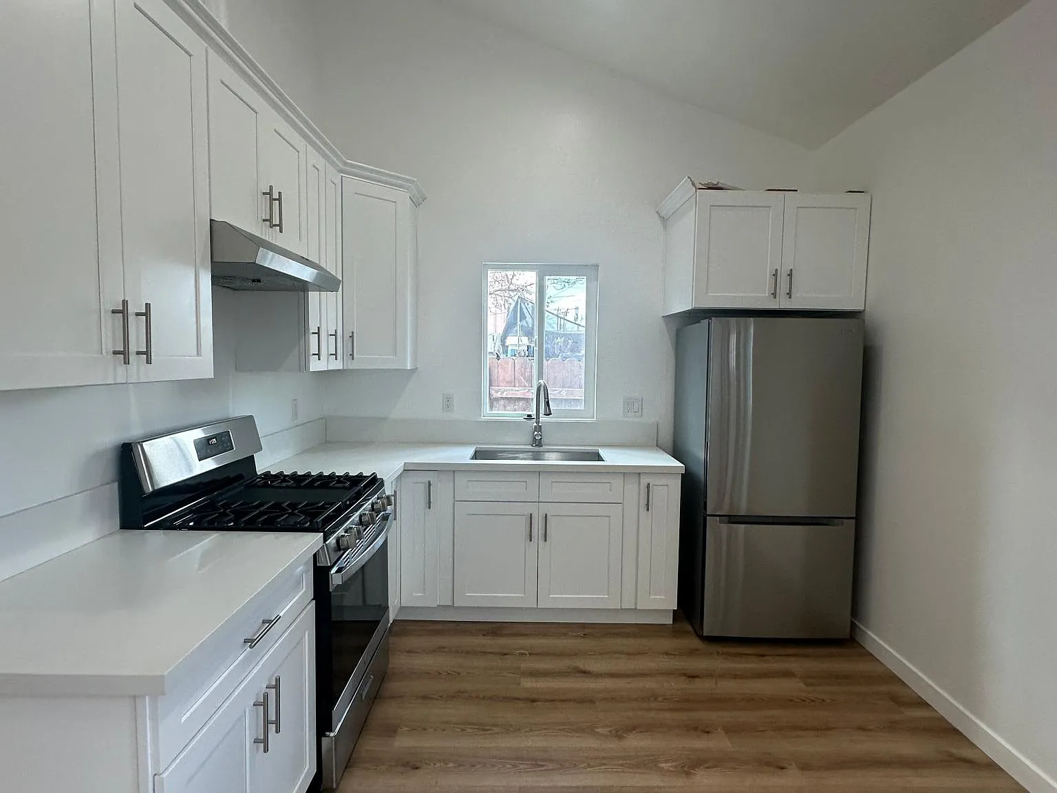 2 bed, 800 sqft, $2,600 — Photo 2